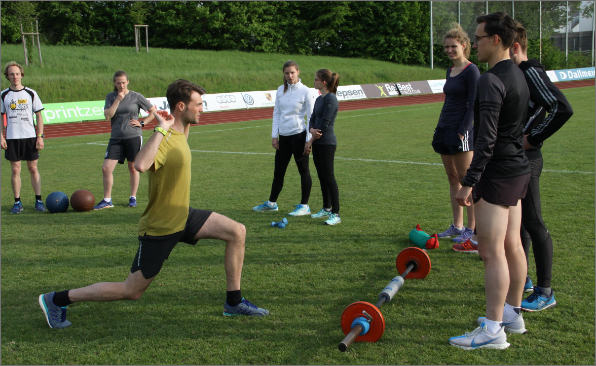Training von Athleten, Sportlern / Läufern. Medizinball, Langhantel und Sandsack.